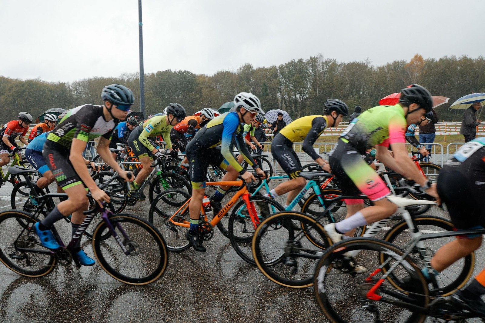 Galería | Más de 200 ciclistas compiten en el trofeo de ciclocross del Concello de Nigrán