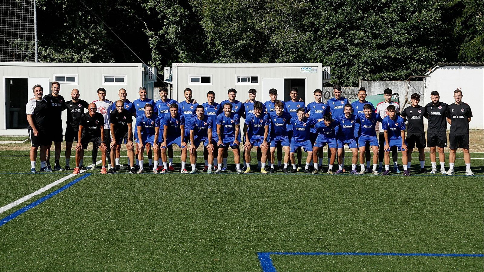 Antes de iniciar el entrenamiento en campo, la plantilla posó para los medios en una sesión que sirvió como presentación no oficial del nuevo curso en Segunda Federación