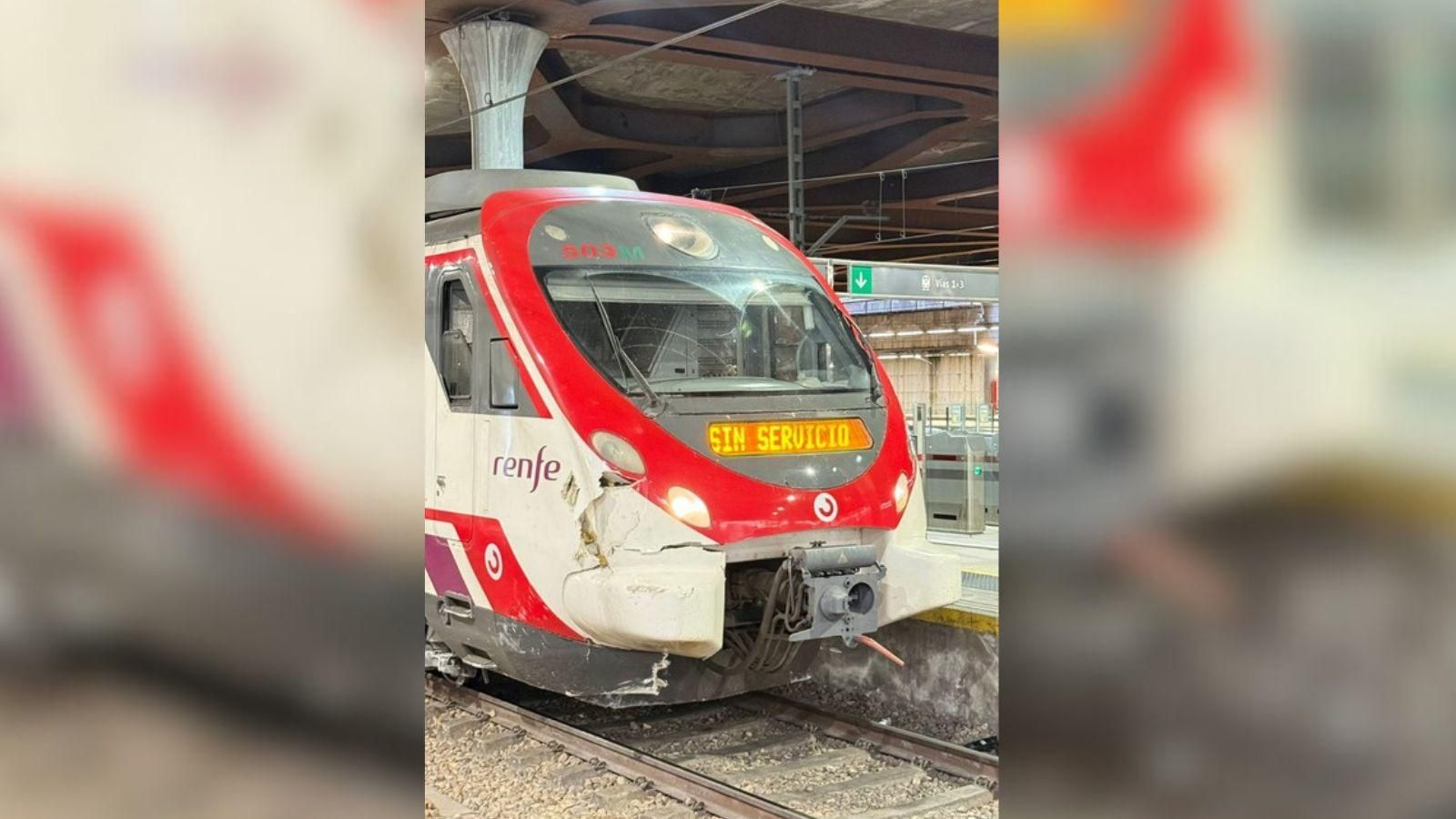 El accidente se saldó sin heridos pero el tren sufrió daños en su carrocería.