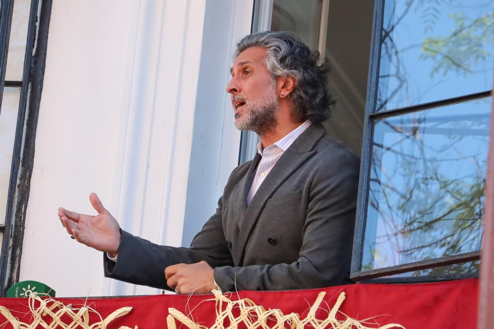 Arcangel canta una saeta durante la Semana Santa en Sevilla.