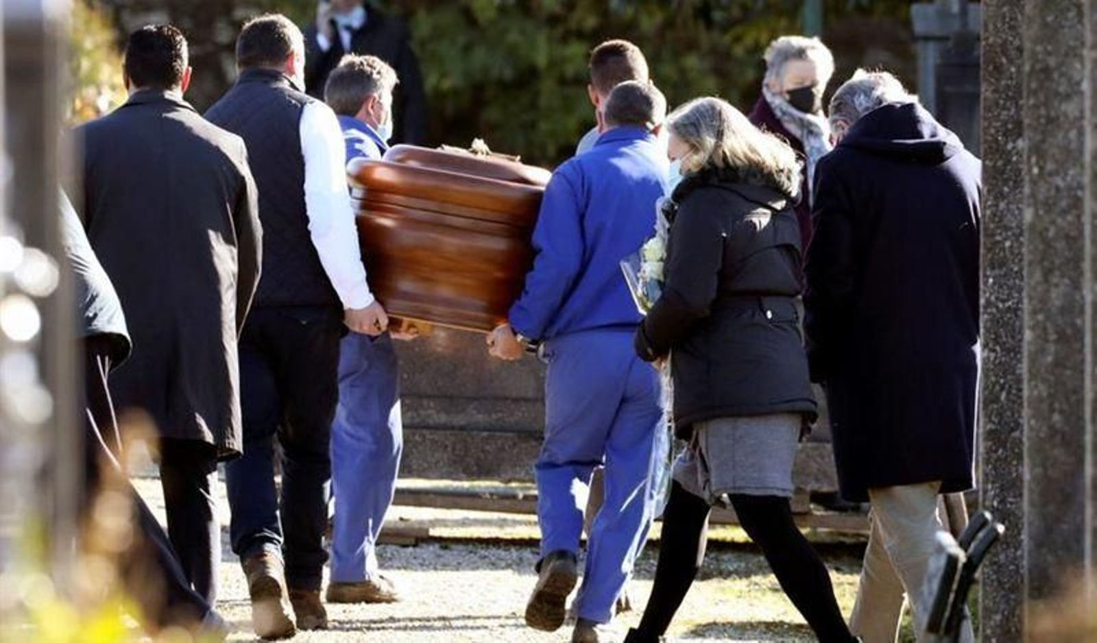 Un pequeño grupo de allegados asiste al entierro de Rosario Porto, madre de la pequeña Asunta Basterra.