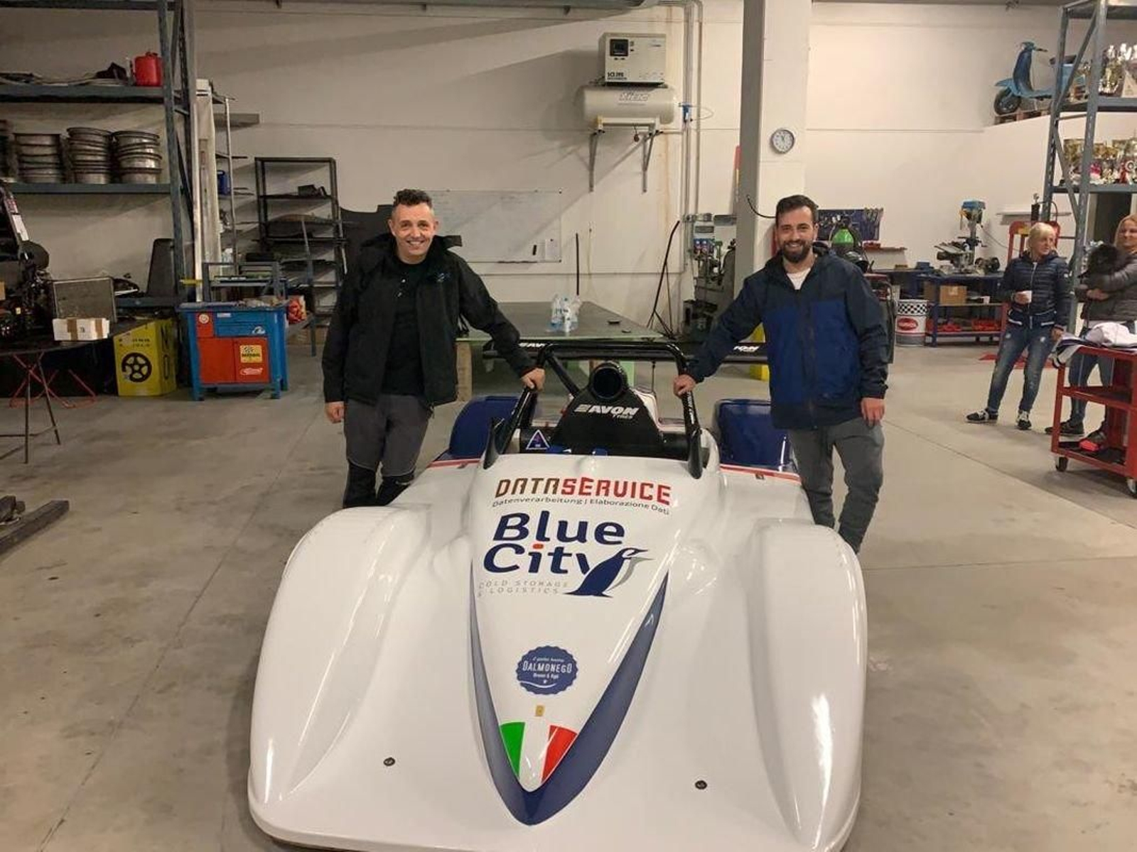 César Rodríguez (a la derecha), con su nueva Osella Pa21 Jrb 1000.