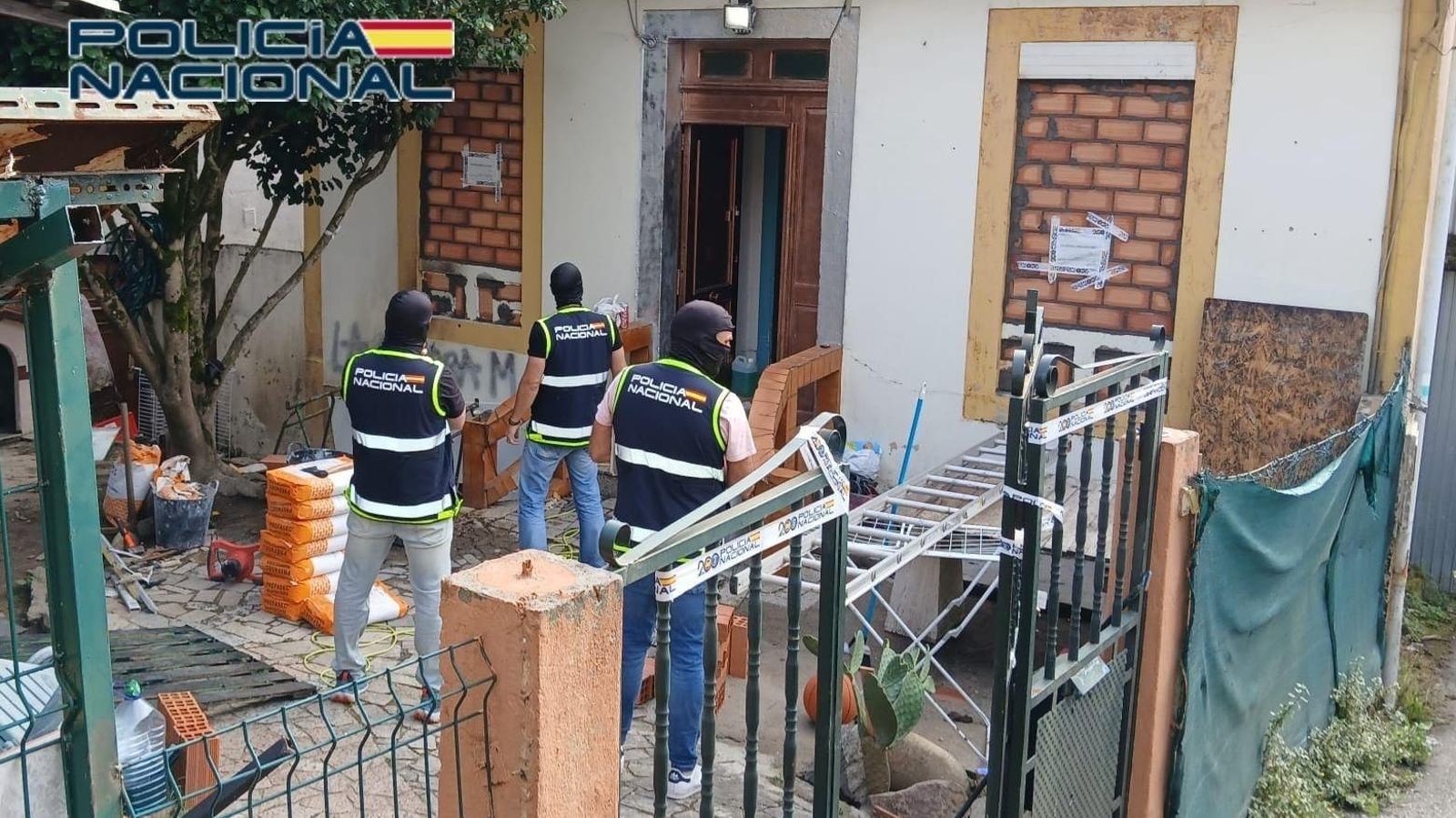 La Policía Nacional procede al tapiado de una narcovivienda en el entorno de la calle Aragón de Vigo.