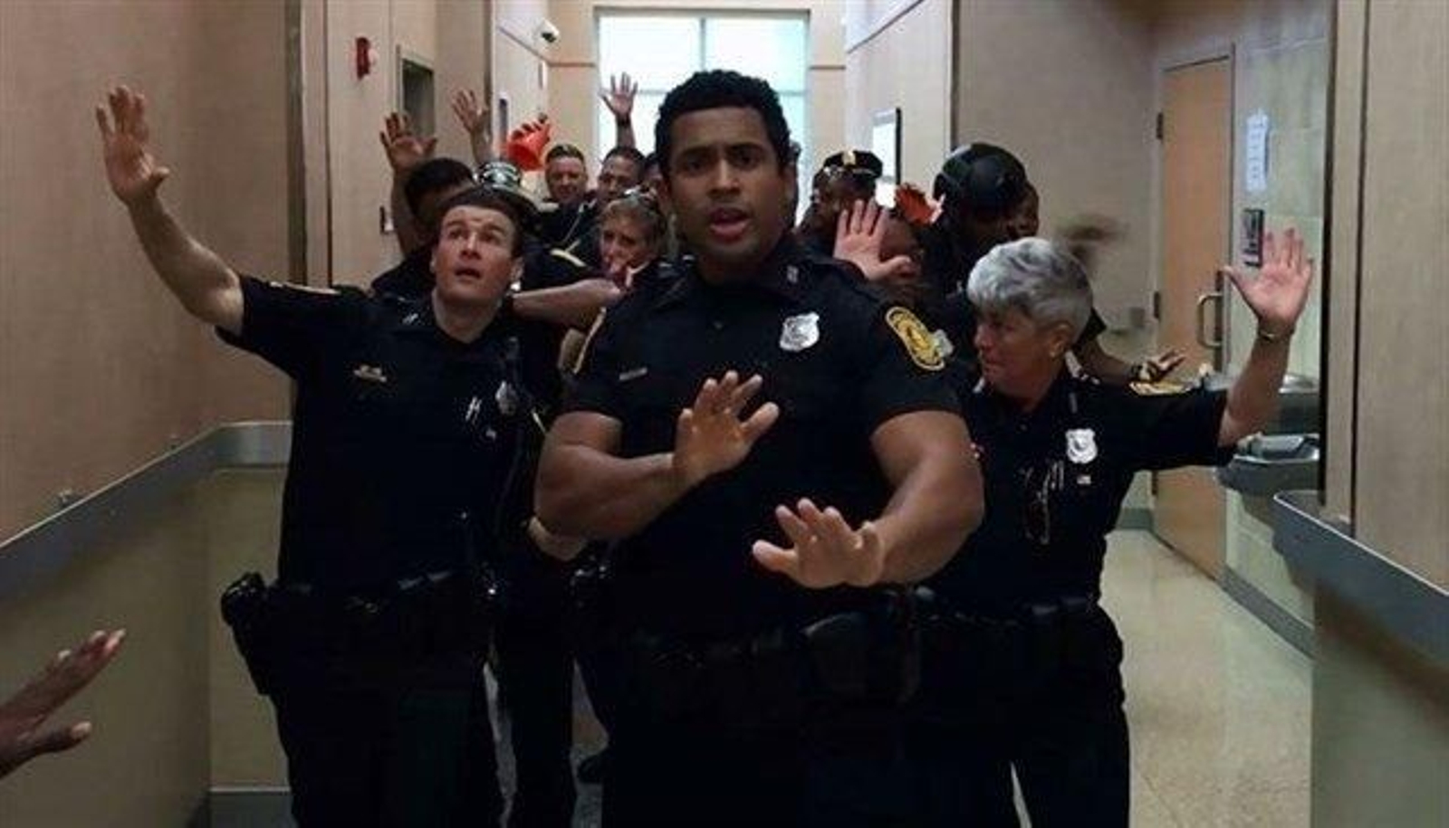 Los agentes de la policía de Nortfolk, en un momento del vídeo viral.