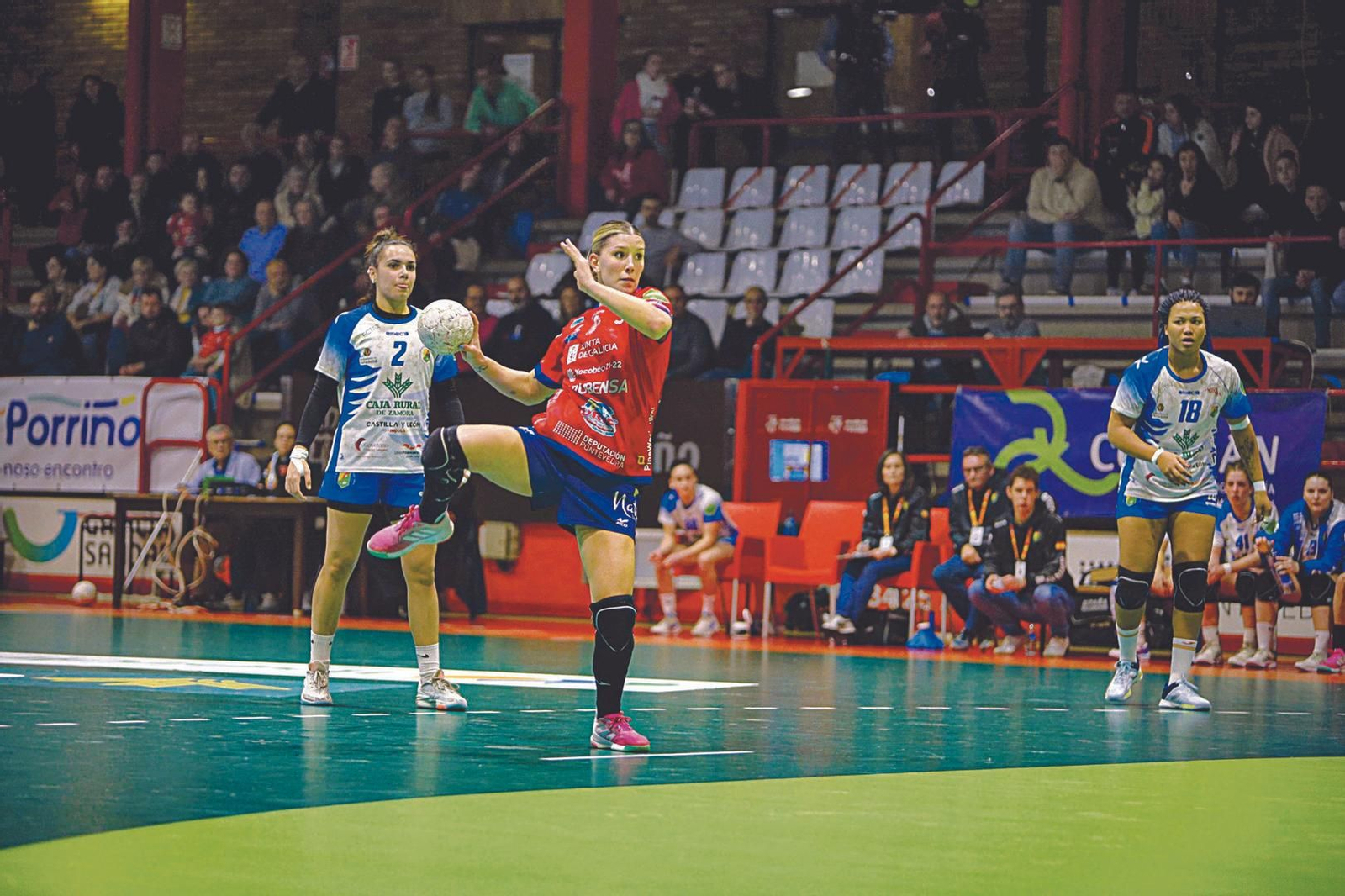 Mica Casasola, que tuvo un mal día en el lanzamiento, se dispone a ejecutar un siete metros.