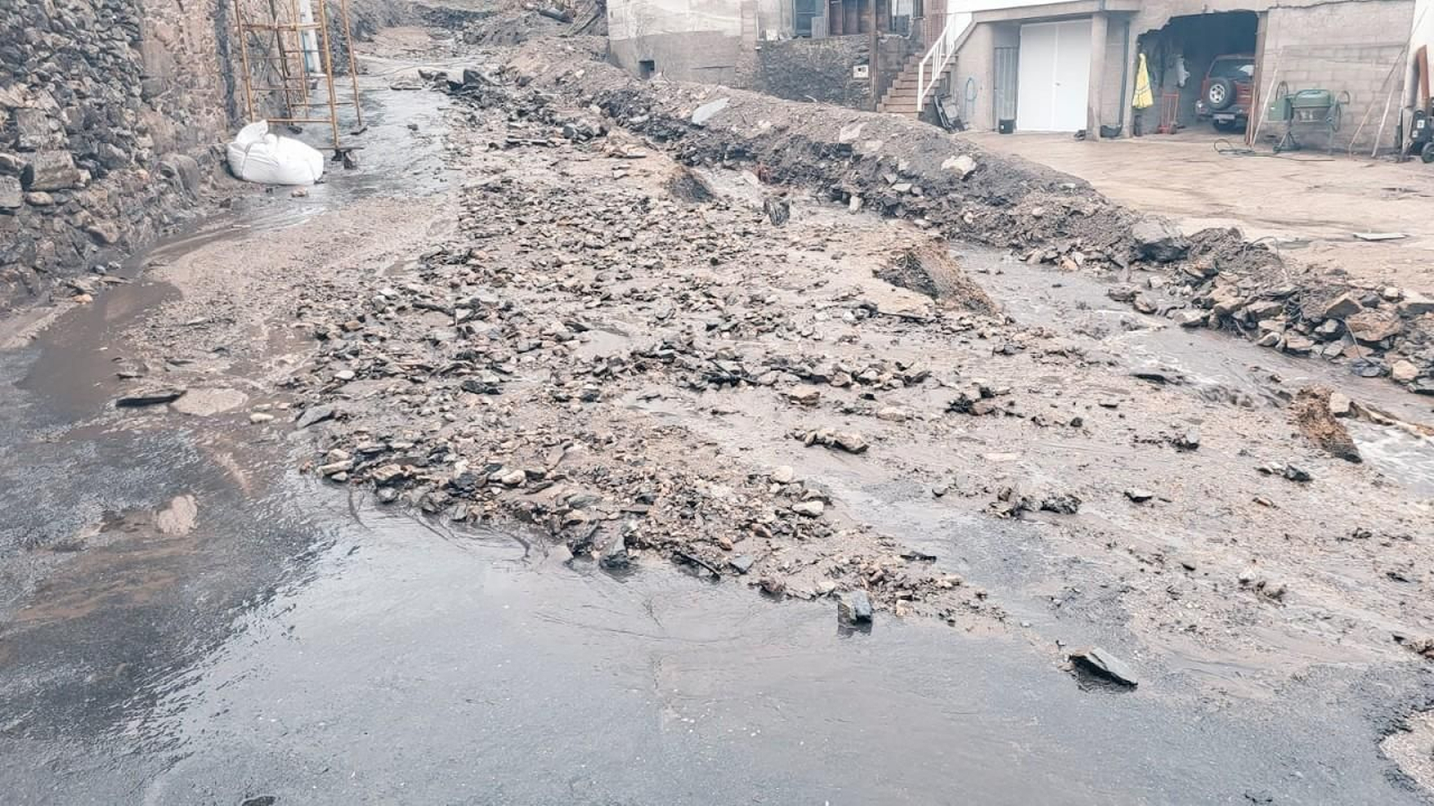 Los arrastres de tierra y agua vuelven a afectar a las calles de A Bouza, en Viana do Bolo.