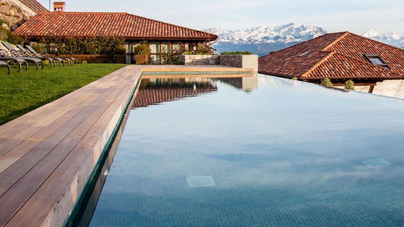 Piscina exterior del hotel