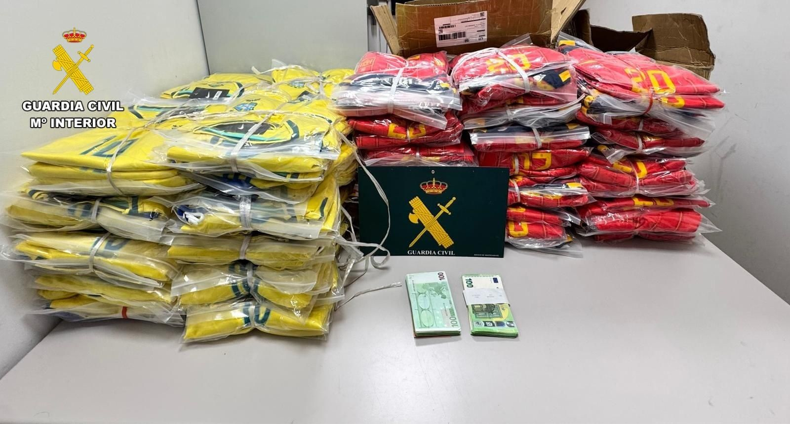 Las 200 equipaciones de las selecciones de España y Brasil intervenidas por la Guardia Civil durante un control en la A-75, en Verín.