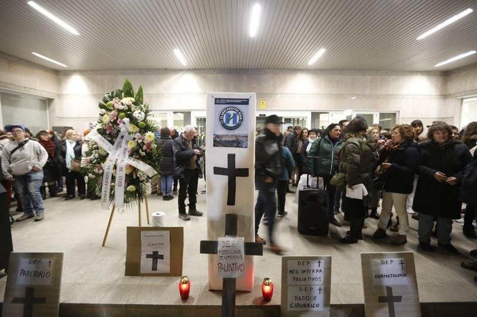 Verín. 04/12/2019. Concentración en el hospital  de Verín simultánea con otras ciudades y villas  por el cierre del paritorio.
Foto: Xesús Fariñas