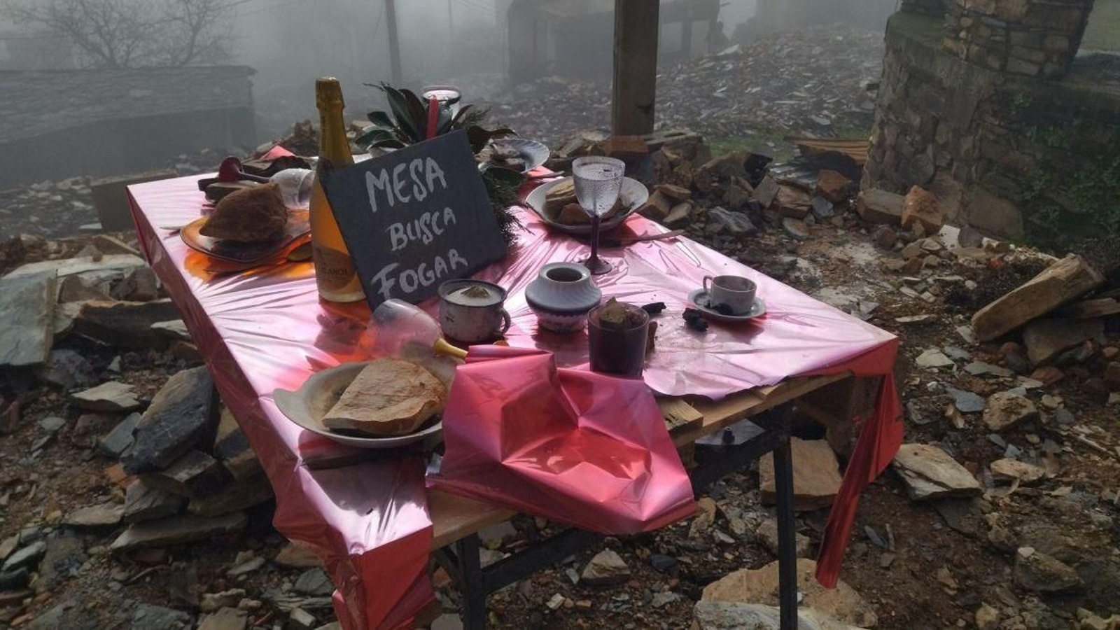 Decoración navideña entre los escombros de San Vicente.