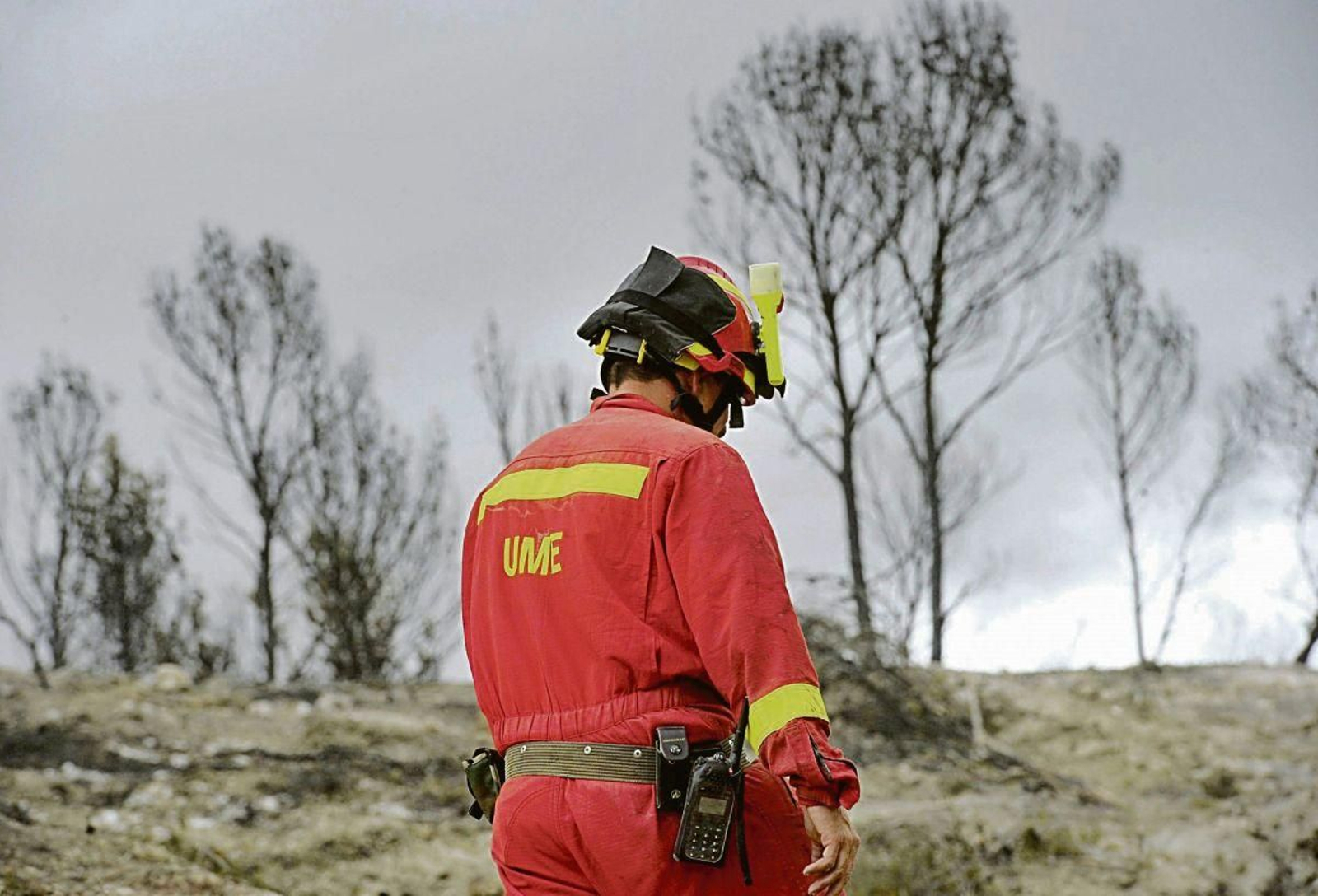 Un miembro de la UME durante labores para controlar un incendio.