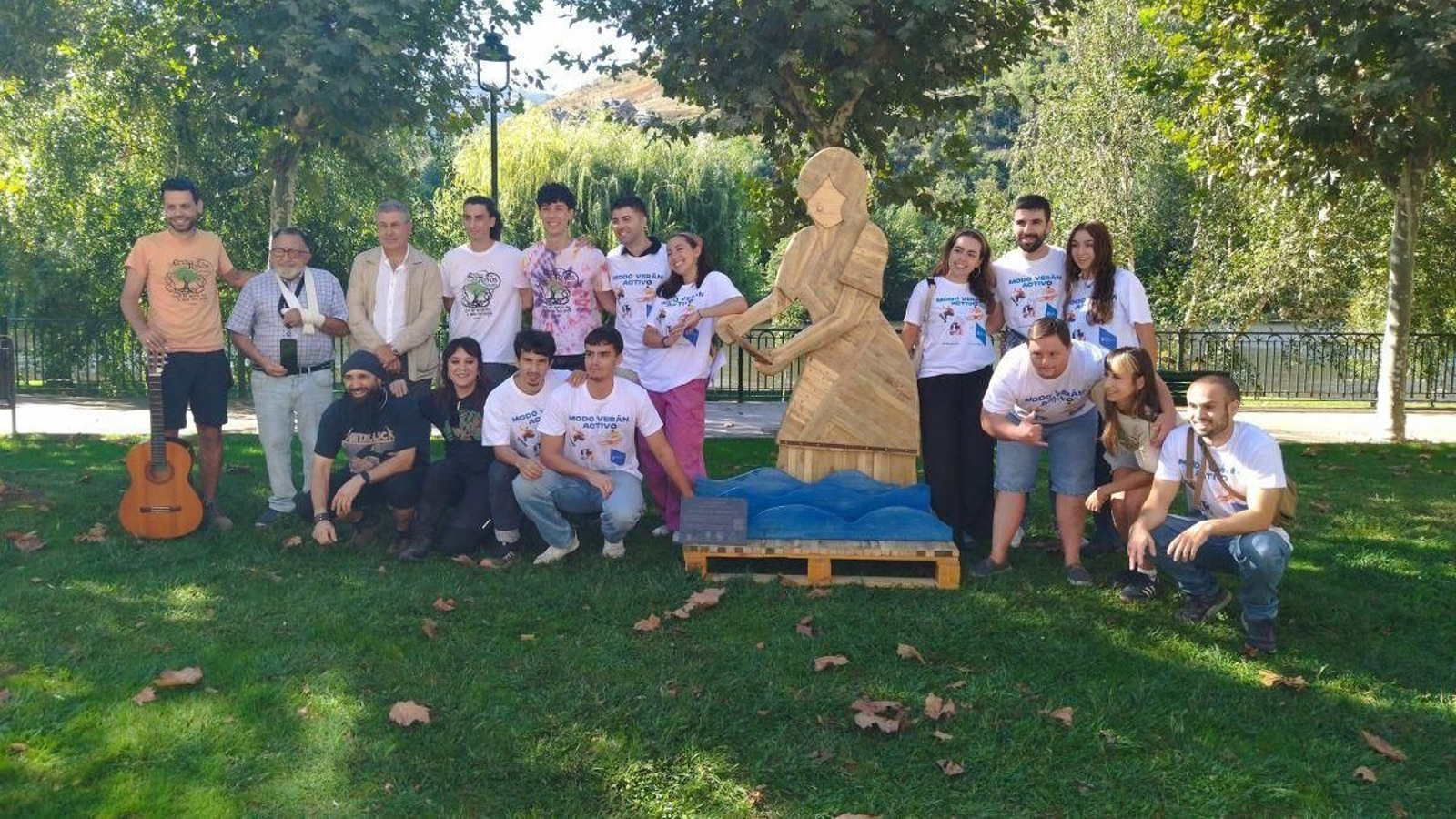 Domínguez, Blanco, Alonso, gesteira y Borzuk (por la izquierda), con los voluntarios.