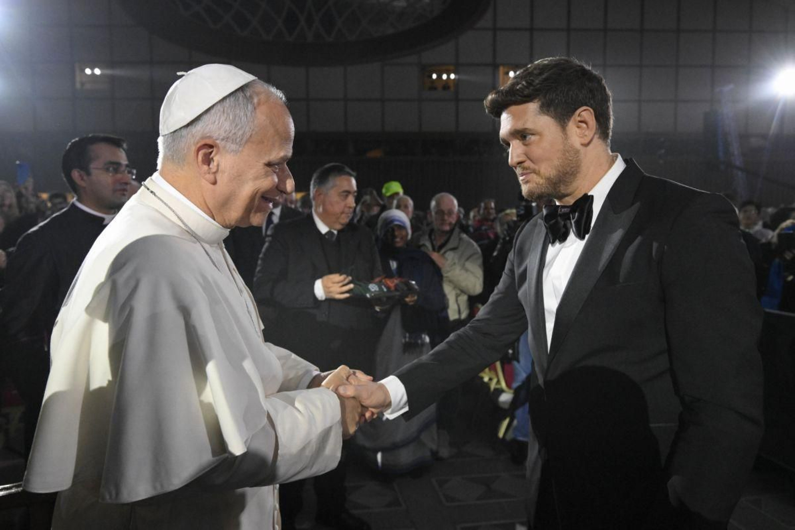 El papa saluda al artista canadiense Michael Bublé.