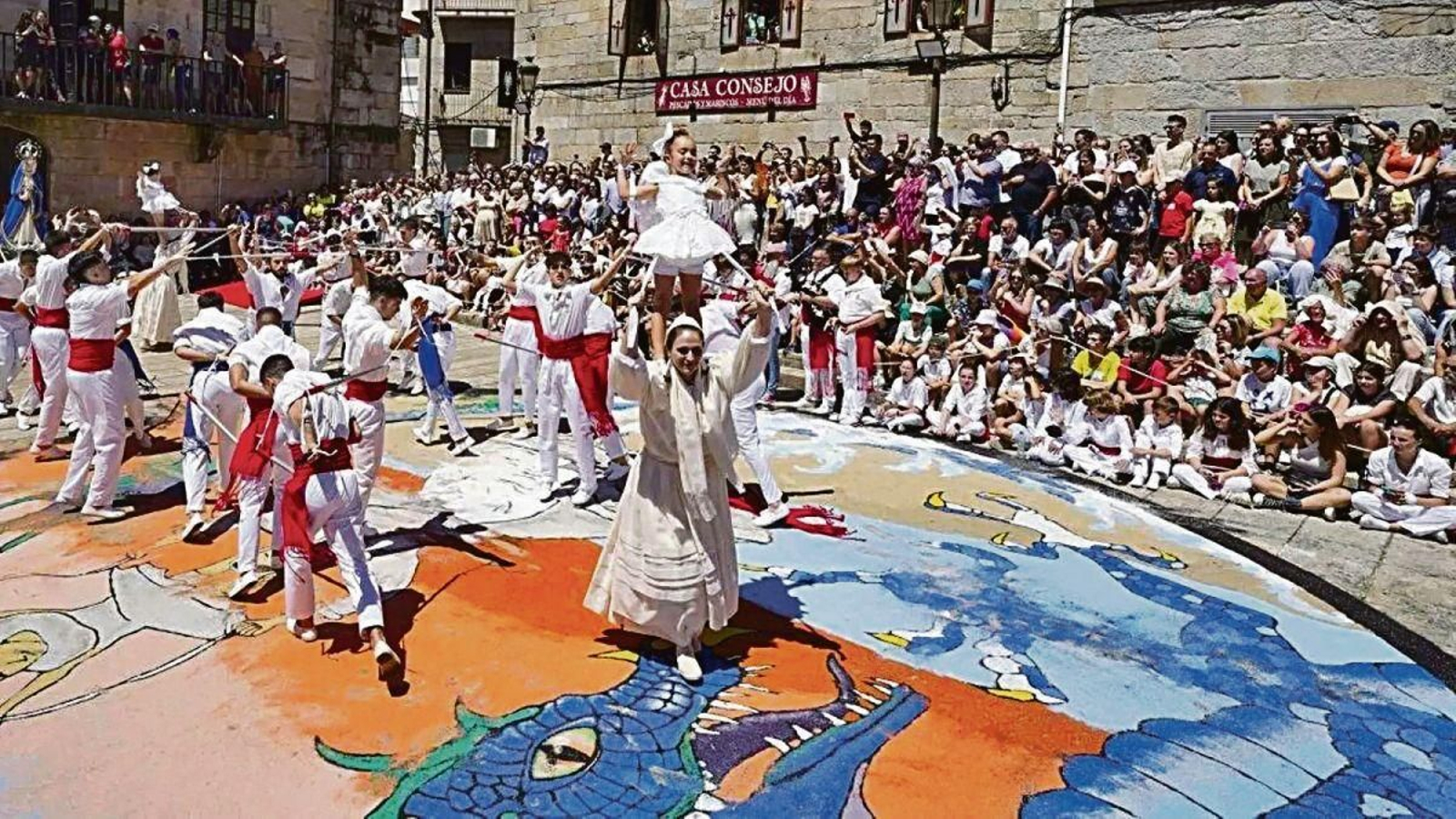 Imagen de la Danza das Espadas liderada por las “penlas” y “burras” en la última Fiesta de la Coca.