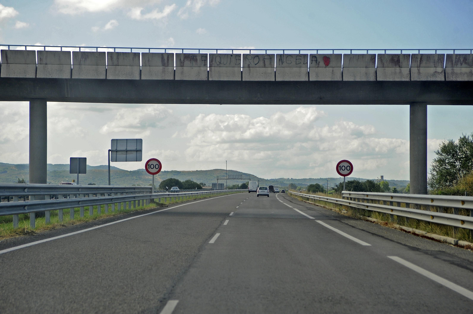 Las señales de limitación de velocidad instalada en Xinzo, en los dos carriles sentido Ourense.