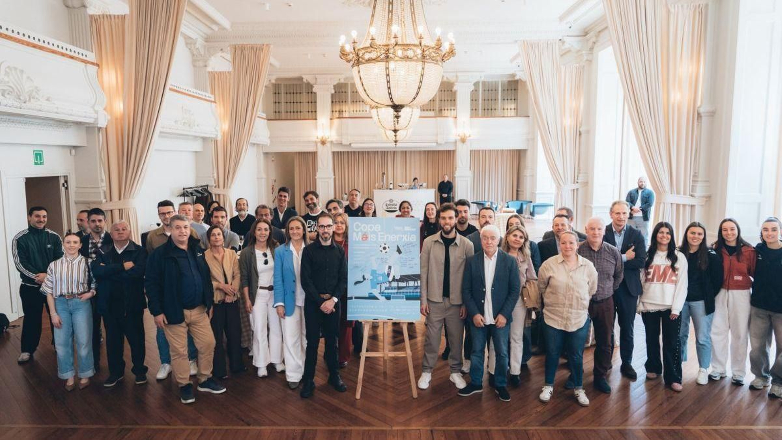 Foto de familia con todos los asistentes al acto de presentación, celebrado ayer en la sede del Celta, situada en la Rúa do Príncipe.
