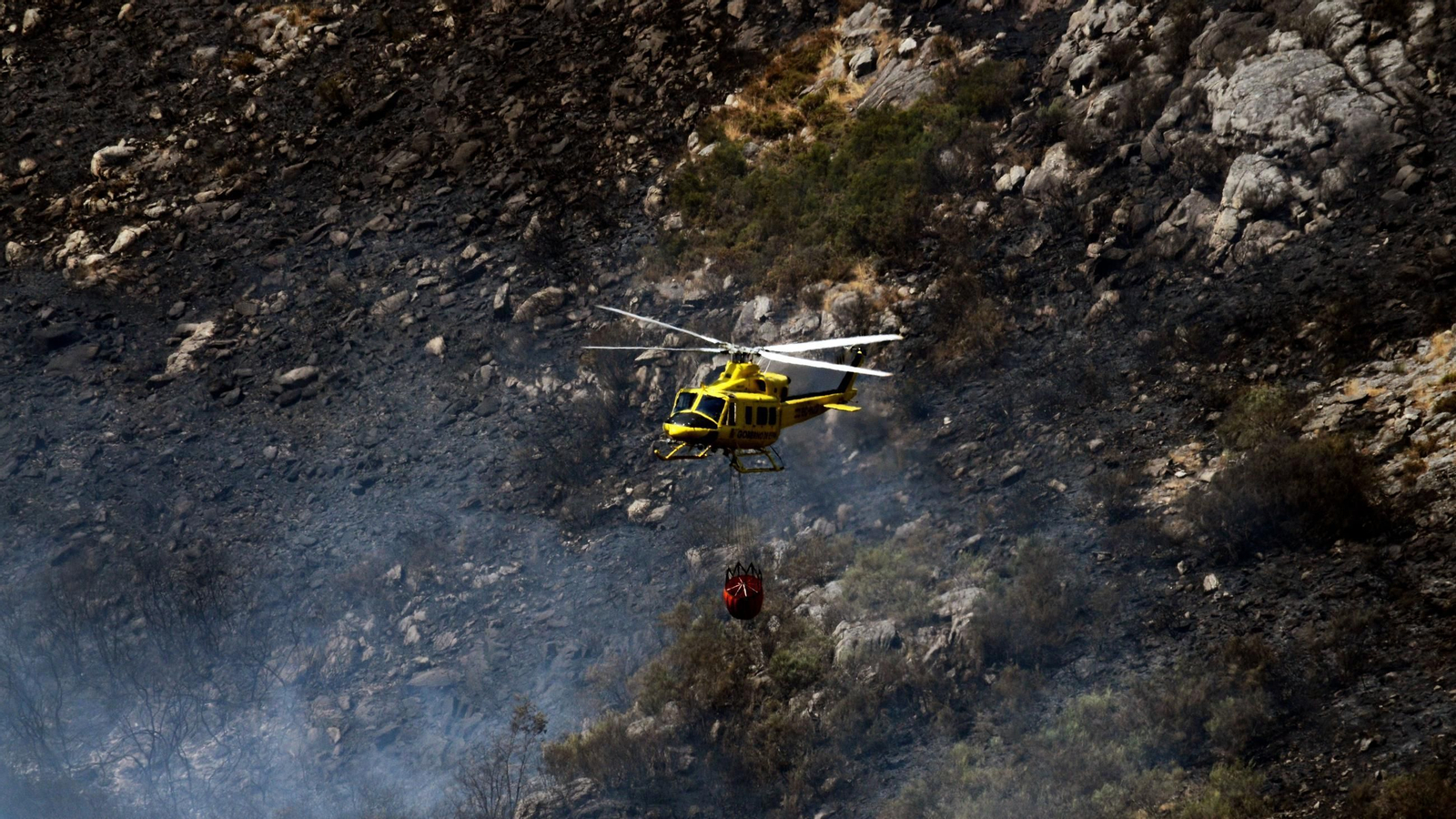 Un helicóptero realizando labores de extinción en un incendio anterior en Ourense