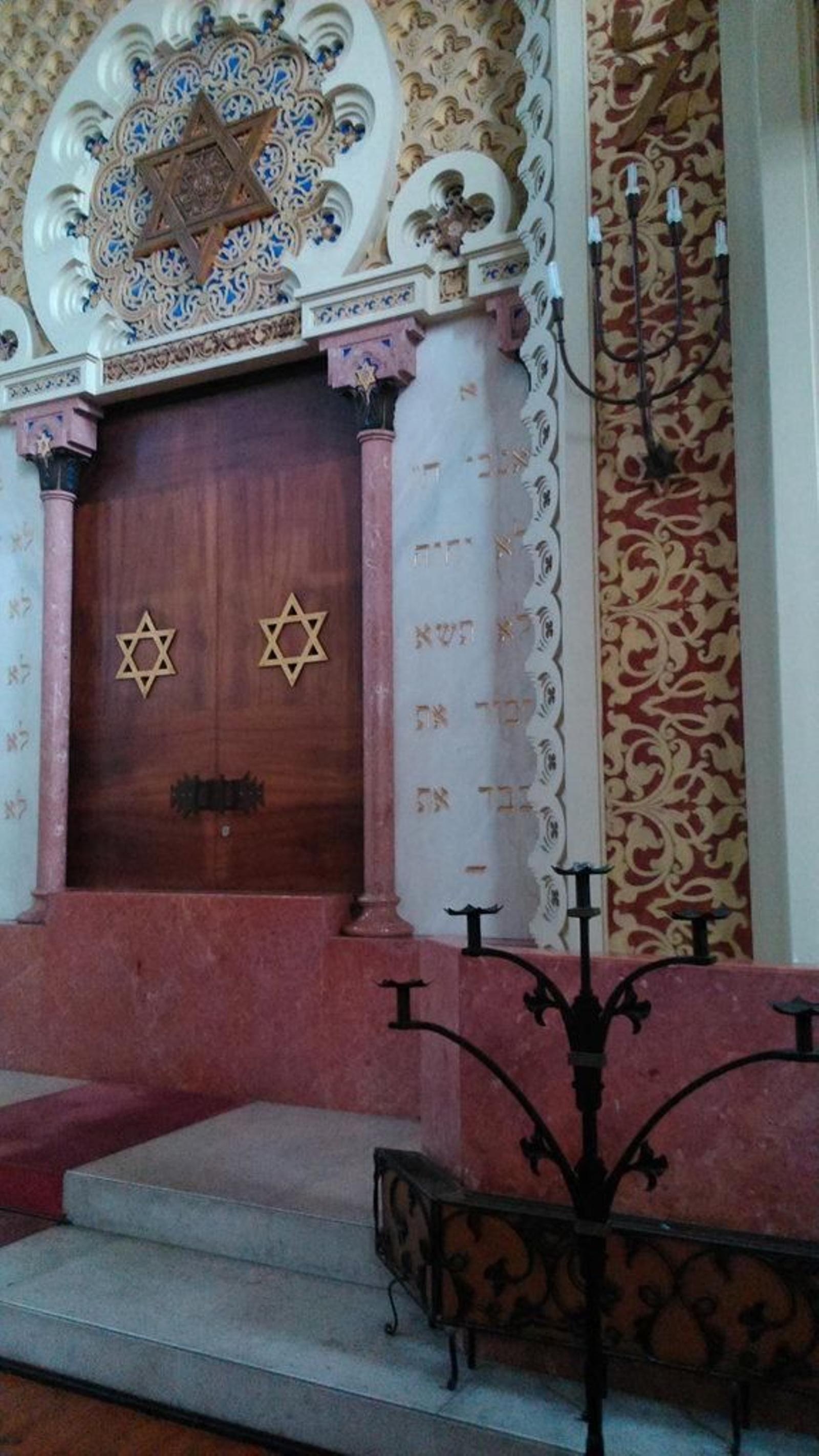 La puerta donde se guardan los rollos de la Torá.