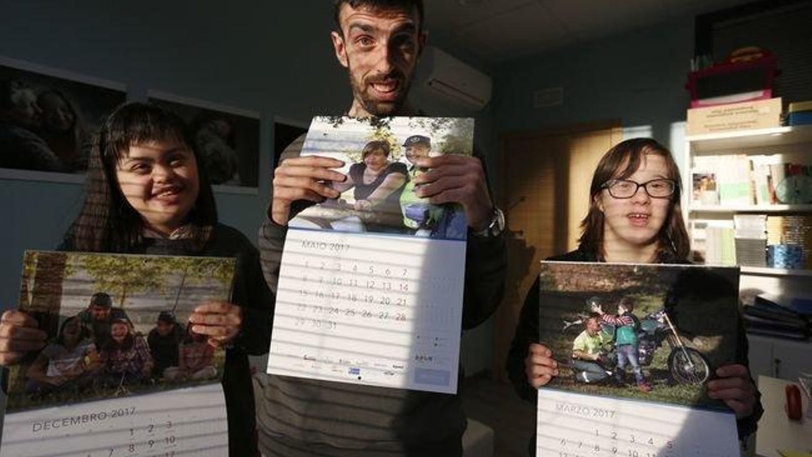 Ourense. 07-12-16. Local. Calendario Down Ourense. Marta Prol, Rafa Cabezas e Laura Gil xunto aos calendarios.Foto: Xesús Fariñas