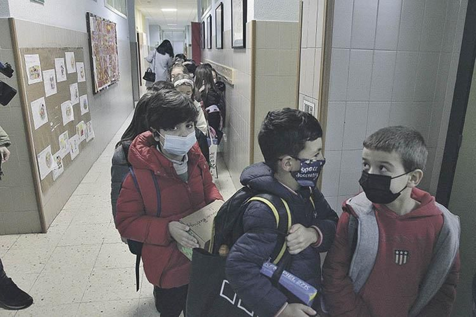 Escolares con mascarilla en los pasillos de su colegio.