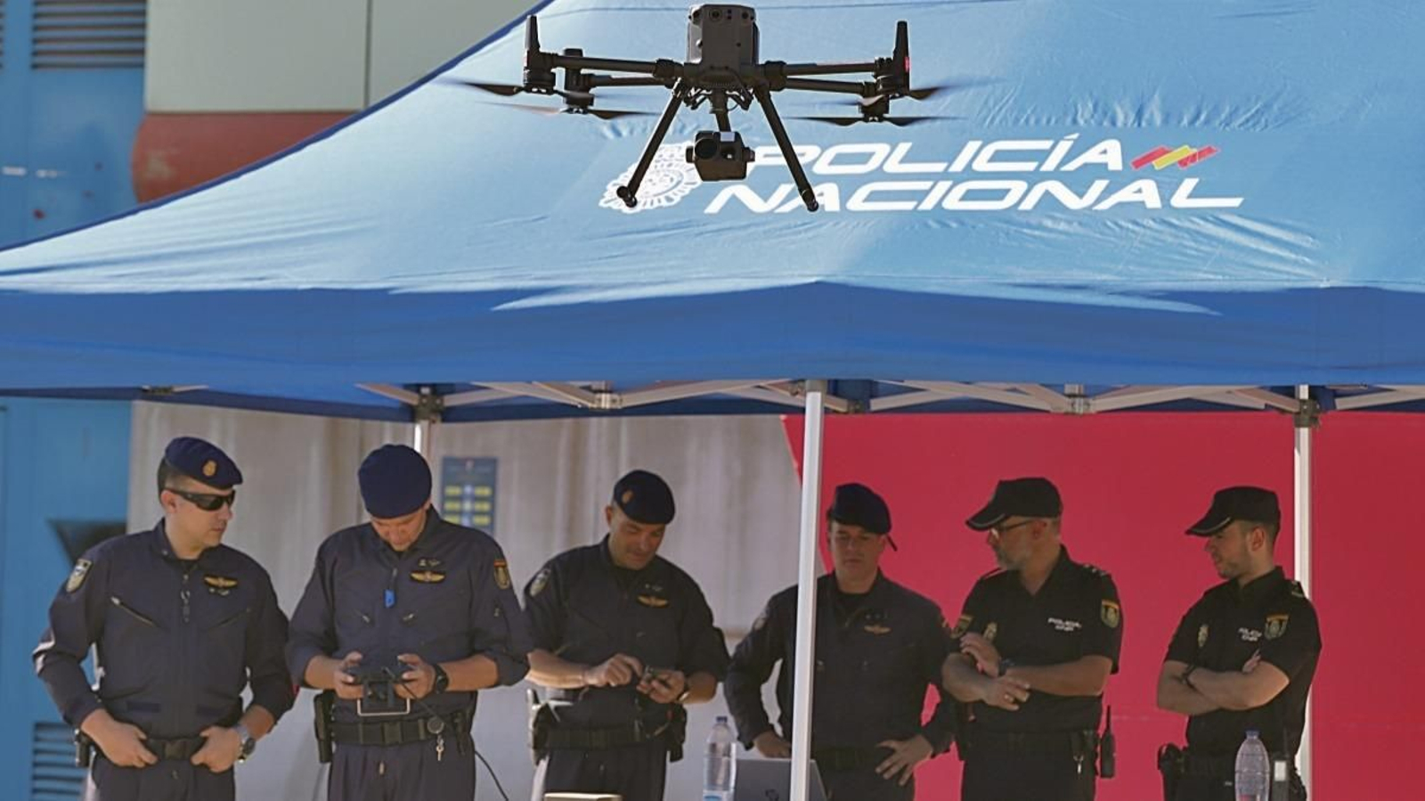 Agentes de seguridad testean un dron en las instalaciones del Centro de Coordinación (Cecor).