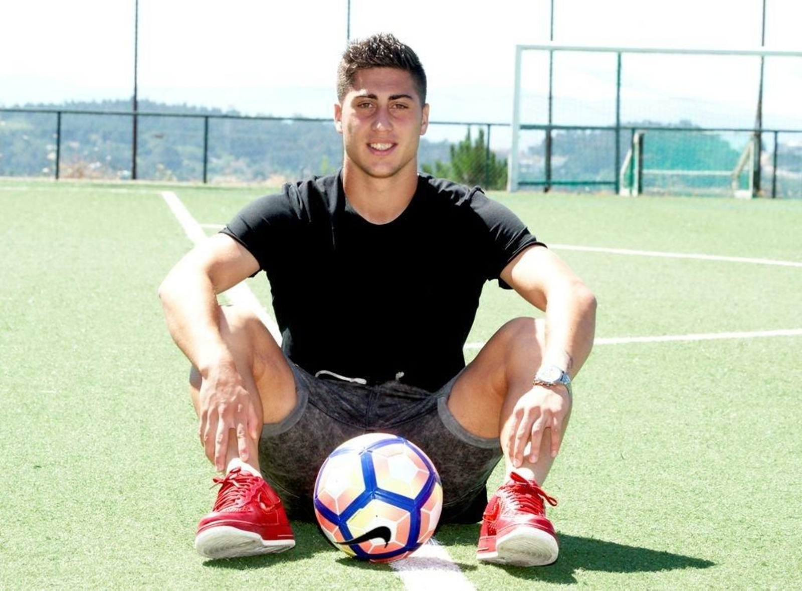 El santiagués Álvaro Lemos, segundo fichaje del Celta para esta temporada, ayer en las instalaciones deportivas de A Madroa.