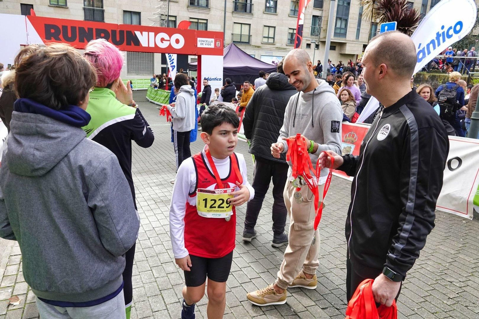 Entrega de medallas a los pequeños.