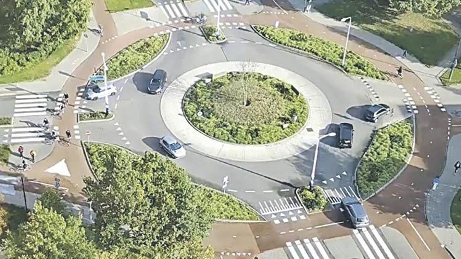 Cartel que indica una zona controlada por radar en una carretera española.