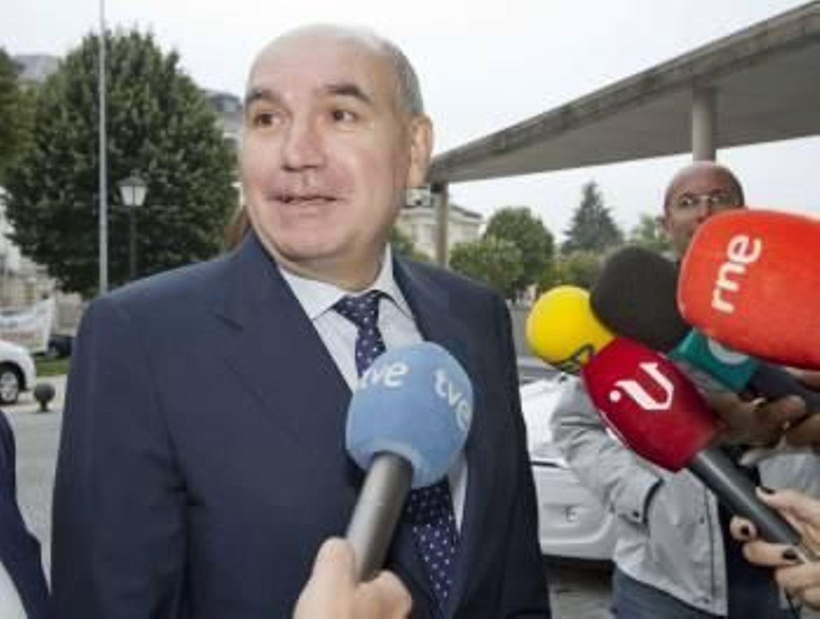 El edil santiagués Bernardino Rama, a la salida de los juzgados. (Foto: ELISEO TRIGO)