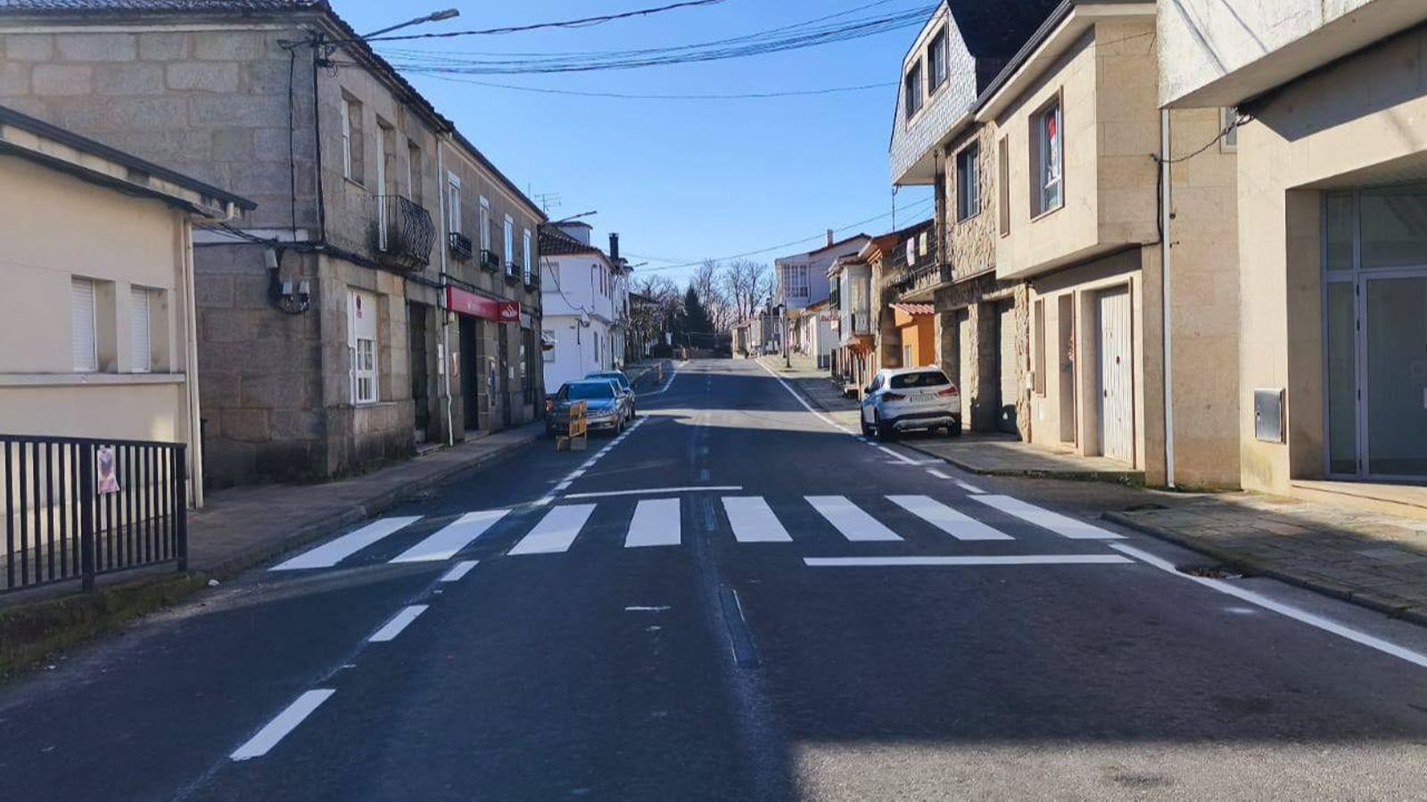 El nuevo paso de cebra mejorará la movilidad en la travesía de Riós.