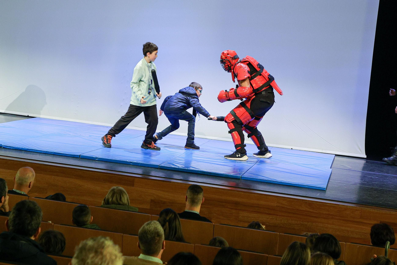 Galería | Niños y mayores descubren el trabajo de la Policía Local de Vigo
