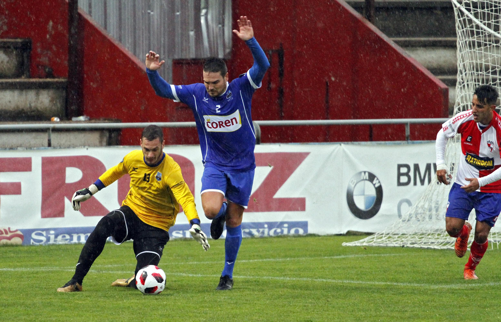 Cristian deja pasar un balón para que lo recoja Fernando.