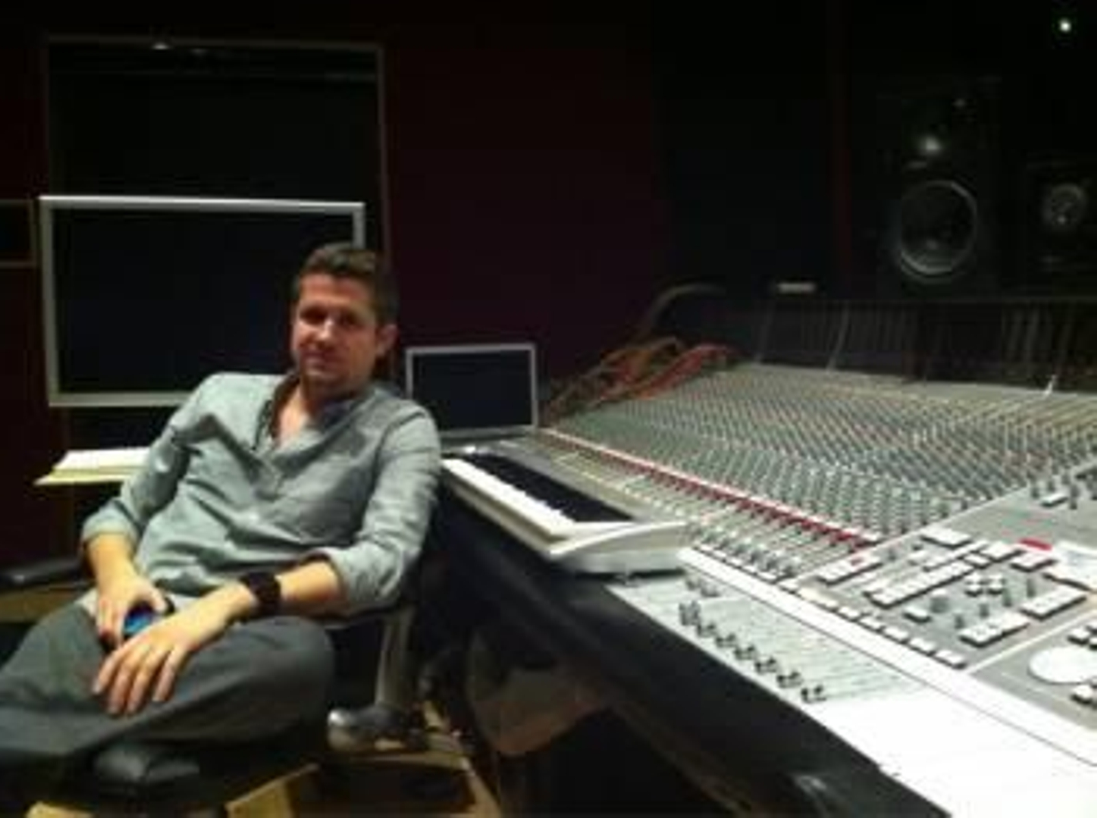 Carlos Cid, en su estudio de Miami, en una foto de su Twitter.