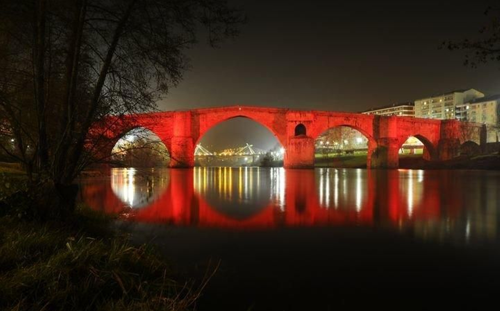 El Puente Romano se tiñe de rojo en el día de la EM.