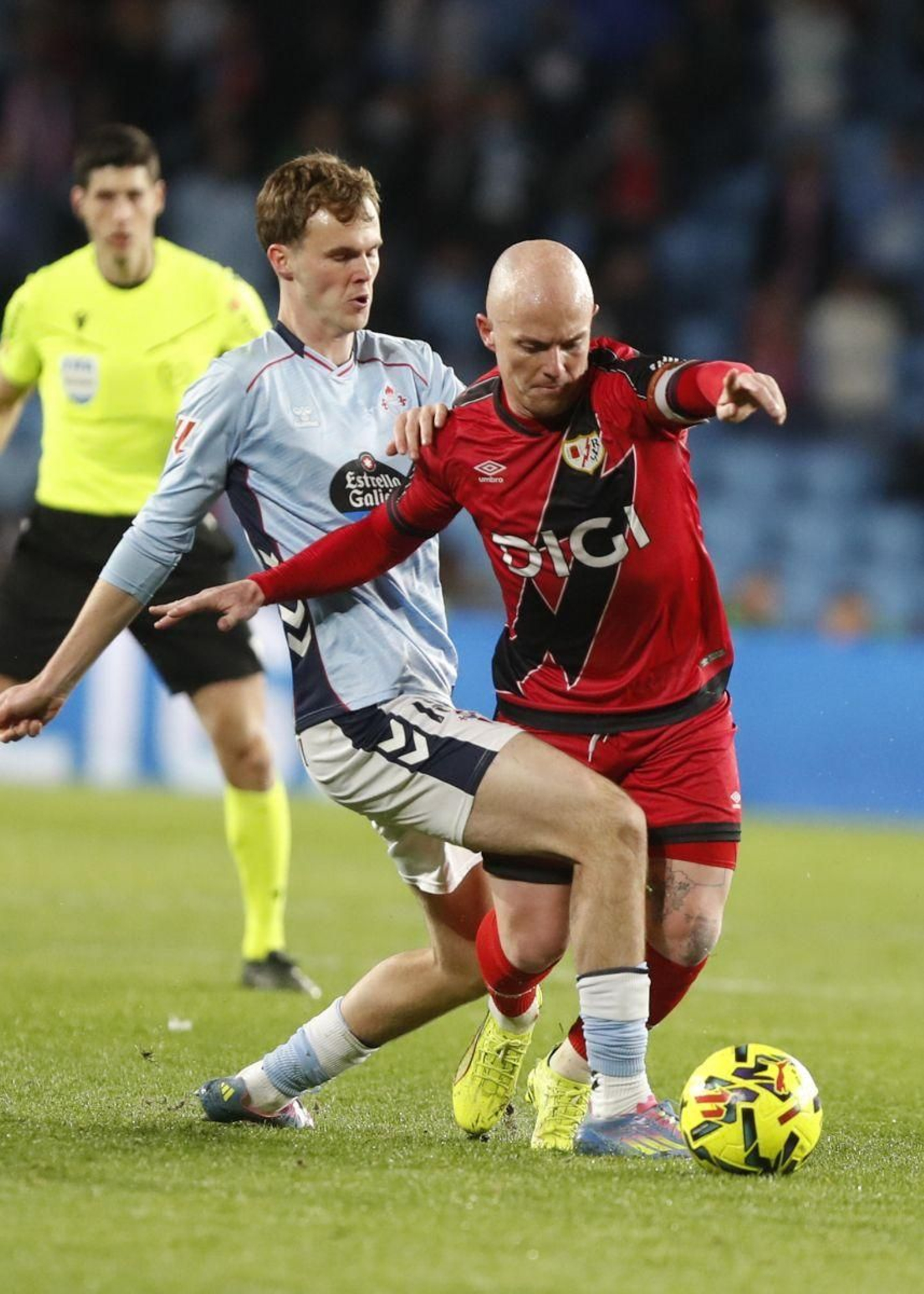 El céltico Swedberg intenta sacar el balón al visitante Isi Palazón.
