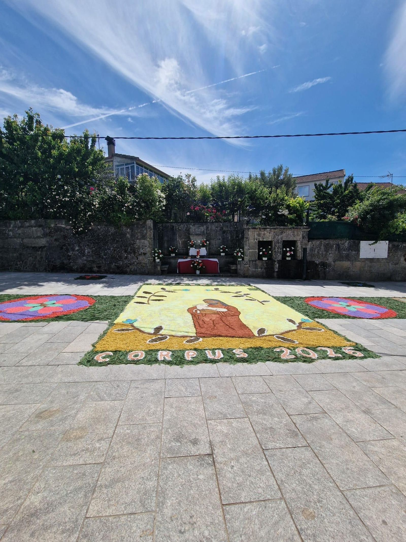 Alfombra floral por el Corpus Christi en Vilardevós.