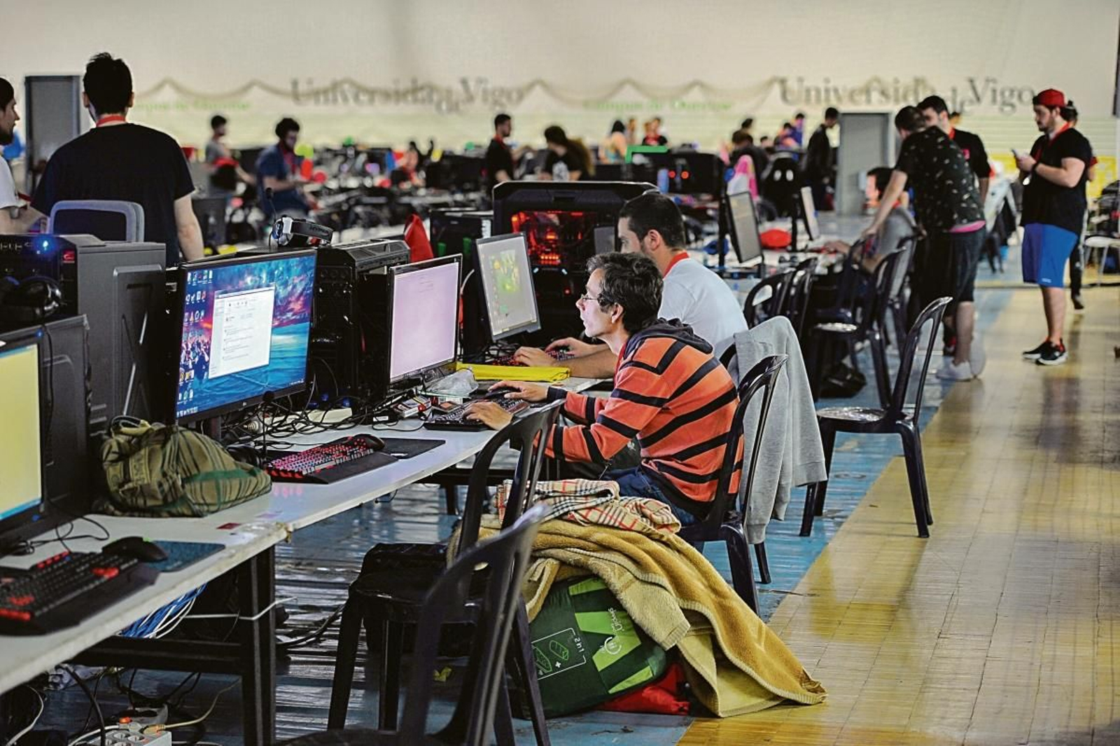 Los usuarios de internet en Galicia valoran el ancho de banda y el uso de los ordenadores de sobremesa.