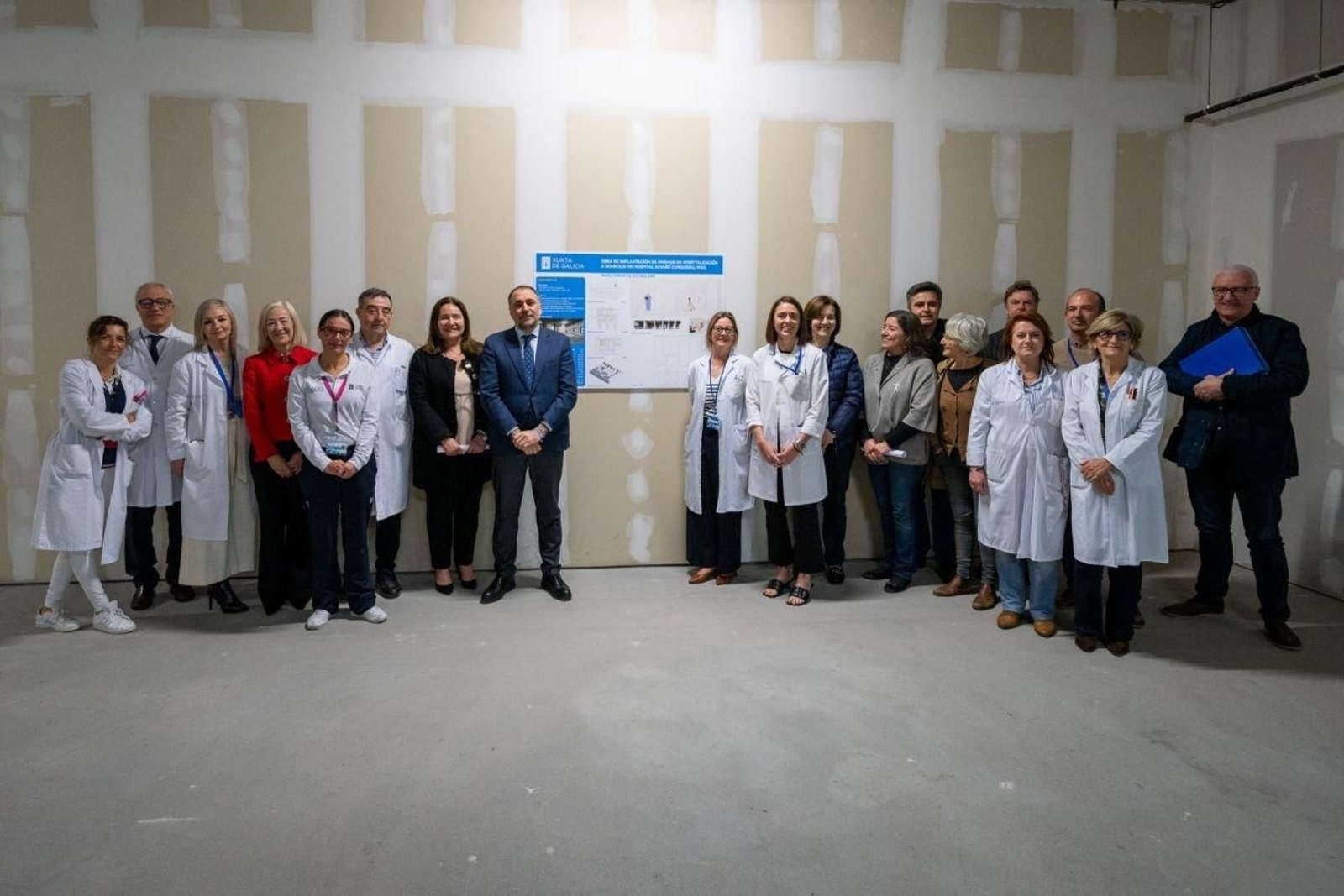 El conselleiro de Sanidade en funciones, Julio García Comesaña, visitó ayer las obras de Hado en el Cunqueiro.