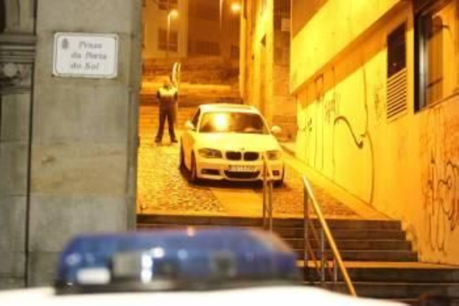 El BMW que conducía Joan Tomás quedó atrapado entre las escaleras de la calle II República.