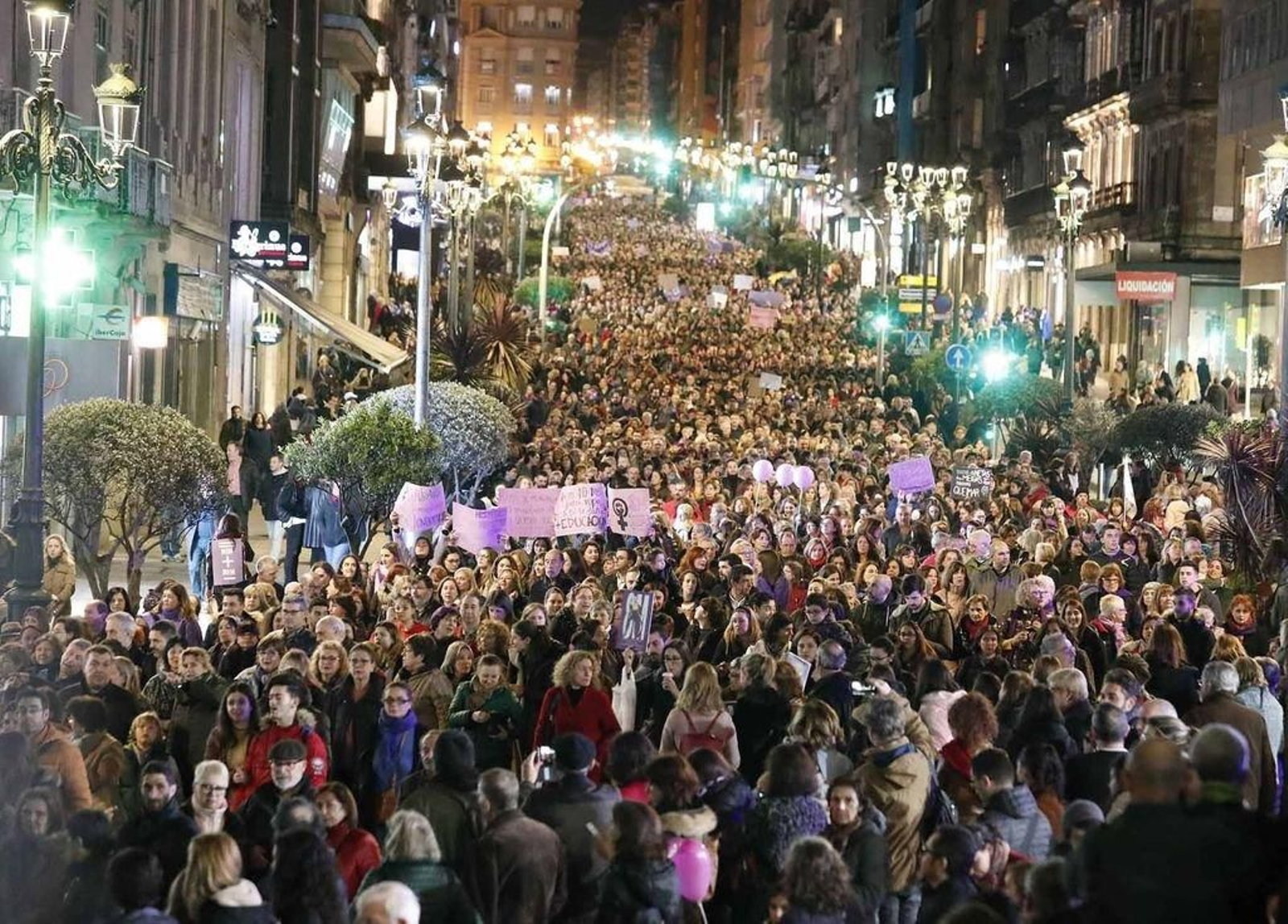 La multitud de la gran "marea morada" de la manifestación de Vigo, a su bajada por la calle Urzaiz, anoche.