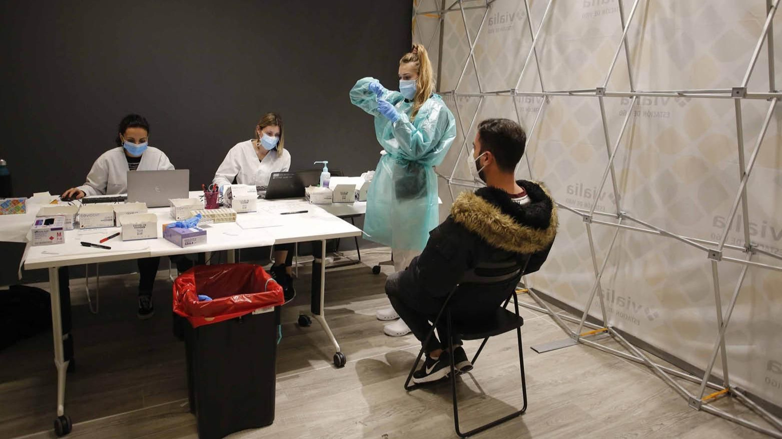 La estación de tren de Vialia registra pequeñas colas para los test de antígenos de saliva.