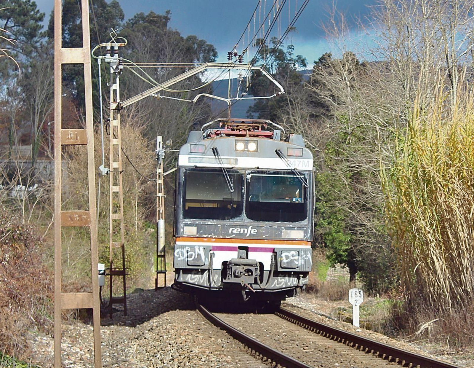 Esta veterana unidad eléctrica es el único tren que para en Ribadavia. M.GIL