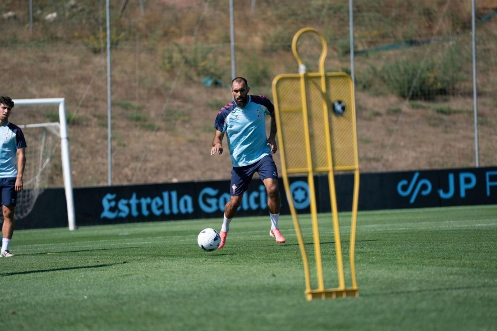 Borja Iglesias se incorporó ayer al trabajo en Mos tres semanas y un día después de ser campeón del mundo.