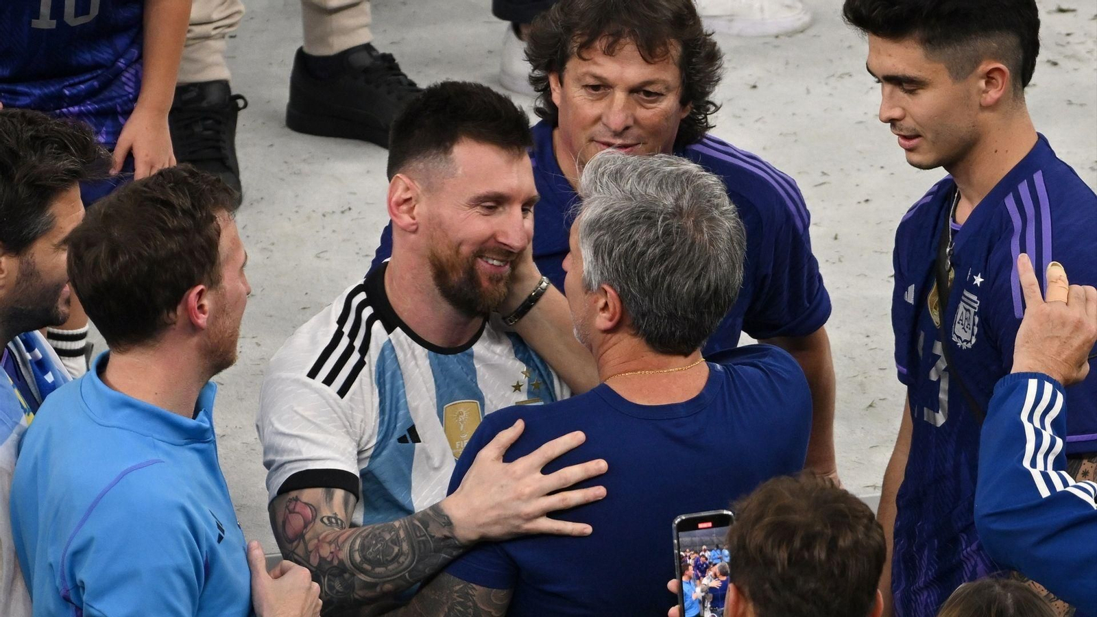 Messi y su padre se abrazan tras el Mundial de 2022.