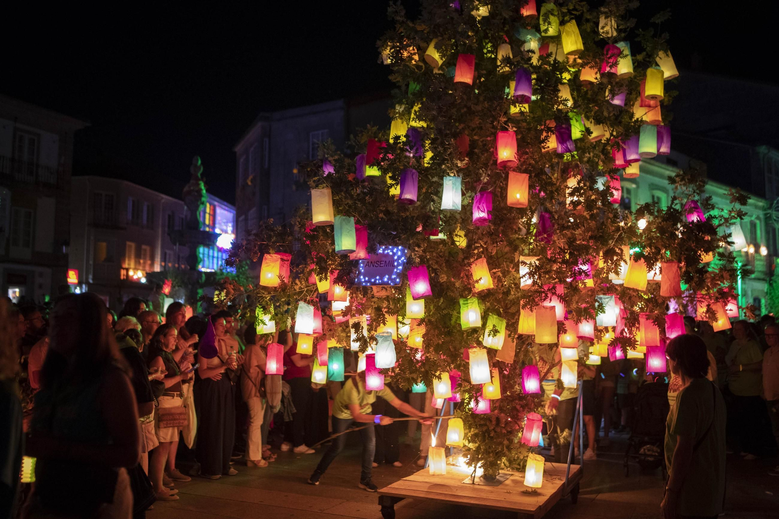 Galería | Celanova vuelve a disfrutar bajo la luz de los faroles durante A Ramallosa