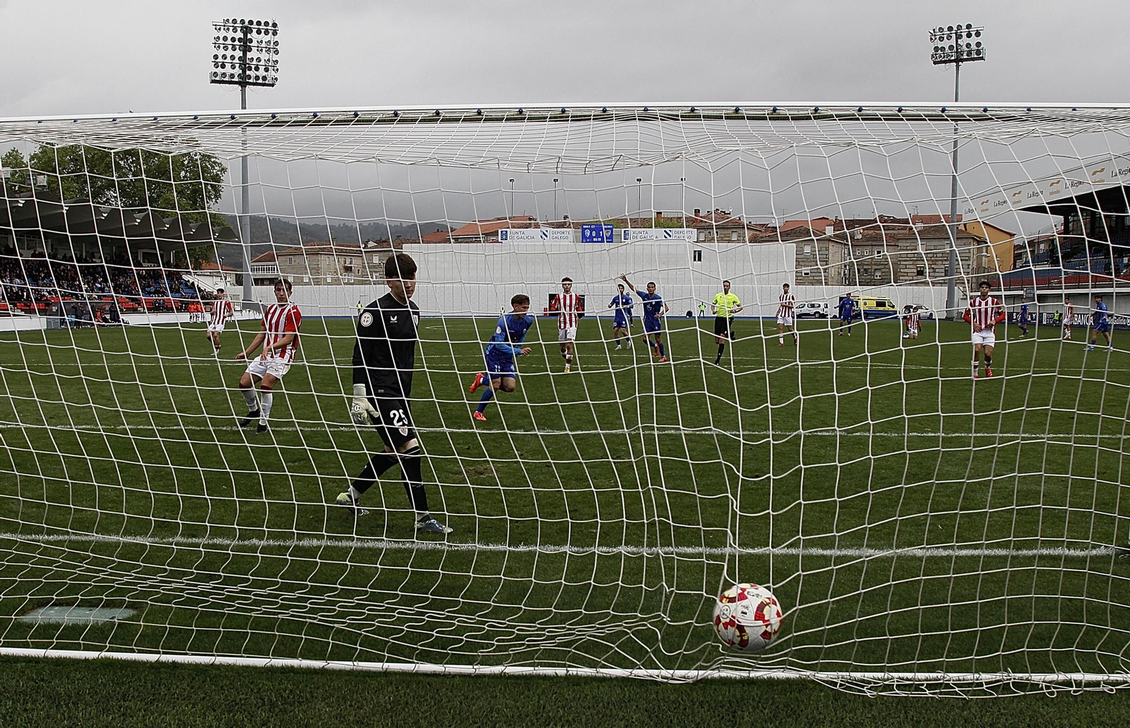 Galería | El Ourense CF sumó su primera derrota en el fortín de O Couto