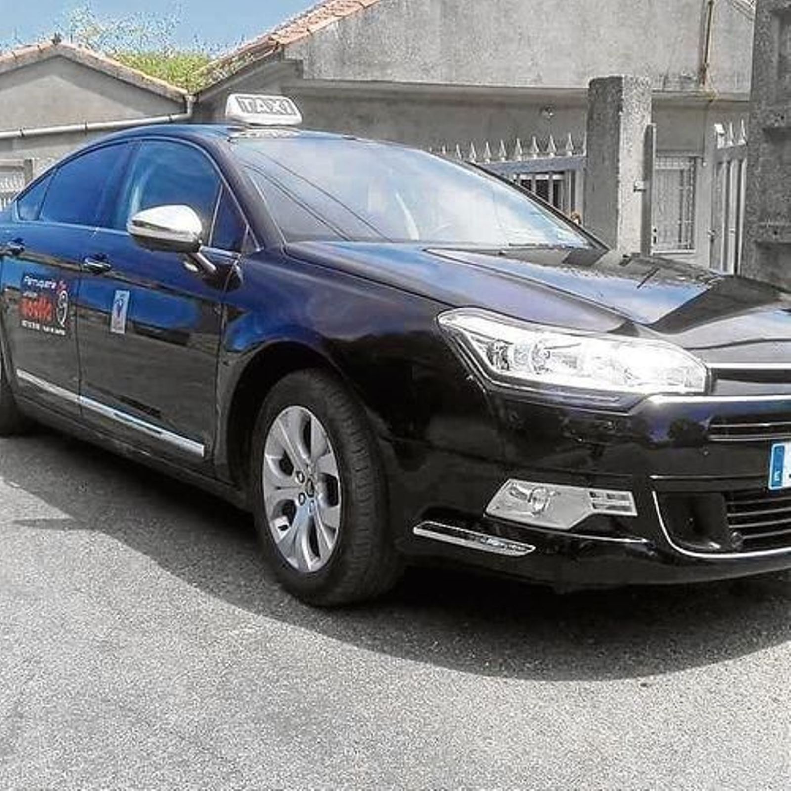 Vehículo co que se realizará o novo servizo posto en marcha polo Concello de Vilar de Santos.