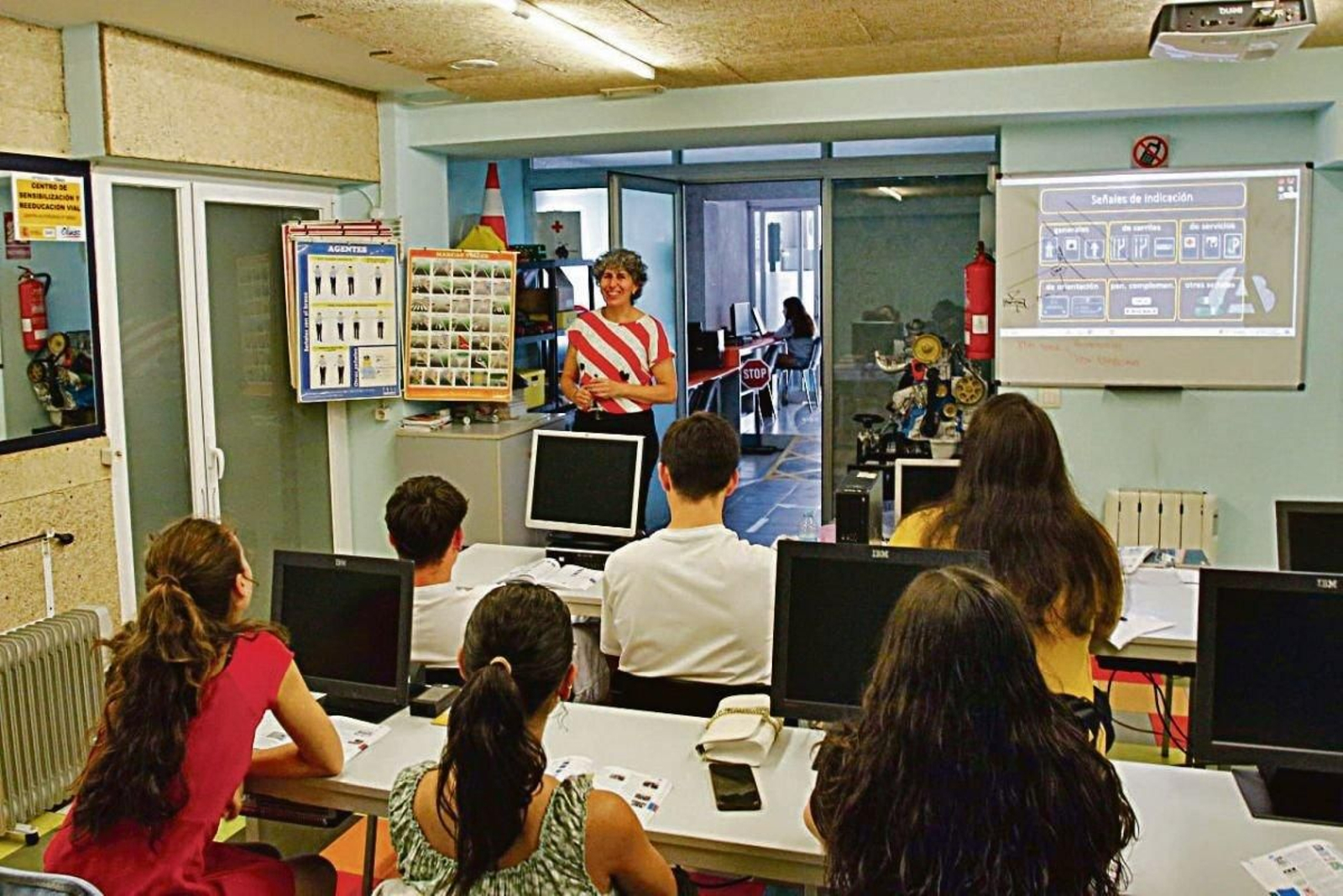 Alumnos de la autoescuela Olívica en clase teórica para obtener el carnet.