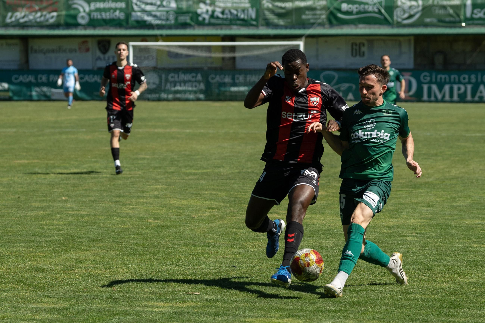 Galería | El Arenteiro cae en una tarde soleada de Domingo de Pascua en Espiñedo (1-2)