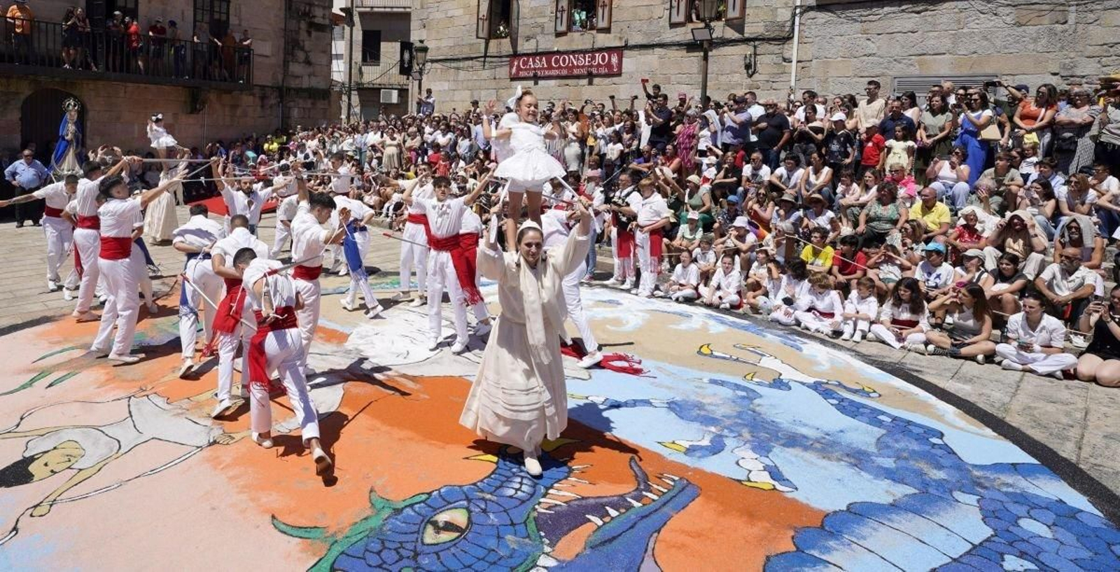 La Danza de Espadas y las Penlas, uno de los momentos más brillantes de la Festa da Coca, seguida por centenares de personas